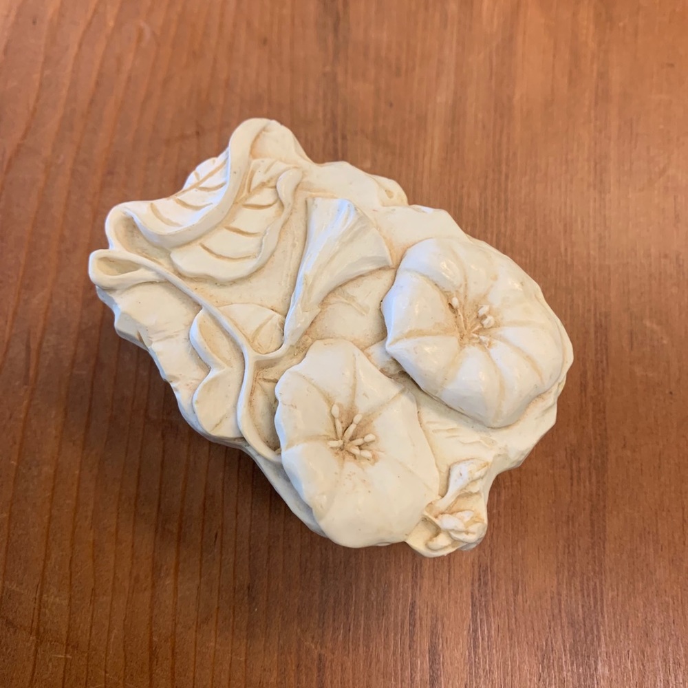 Small Hen-Feathers Carved Box